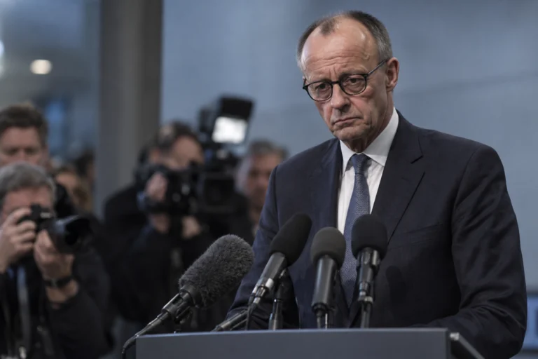 Bundeskanzler Friedrich Merz (70) trat kurz nach 18 Uhr vor die Presse. In Mecklenburg-Vorpommern hielten laut Forschungsgruppe Wahlen 80 Prozent der Befragten den CDU-Vorsitzenden für schädlich für seine Partei, nur ein Prozent für hilfreich. KI-generierte Illustration von Friedrich Merz im Zusammenhang mit den Landtagswahlen am 20. September 2026. Keine Originalaufnahme. Bild: KI-generiert (Loreley-Blog)
